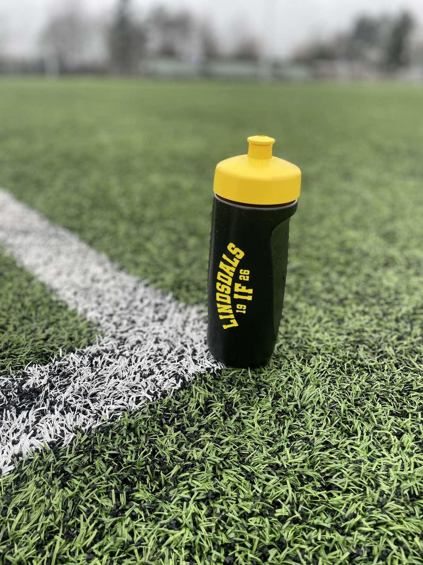 Svart vattenflaska med Lindsdalstext